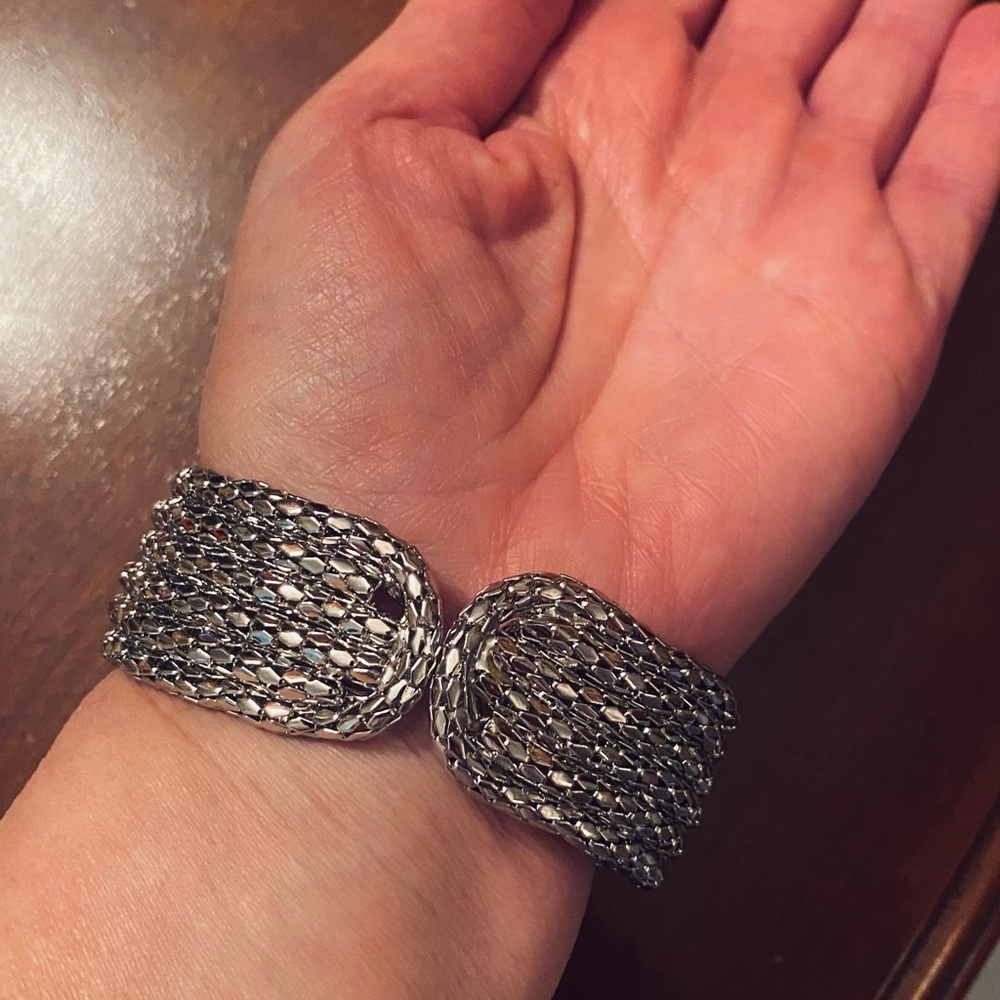 001)Gorgeous silver clip on bracelet - Picture 5 of 7